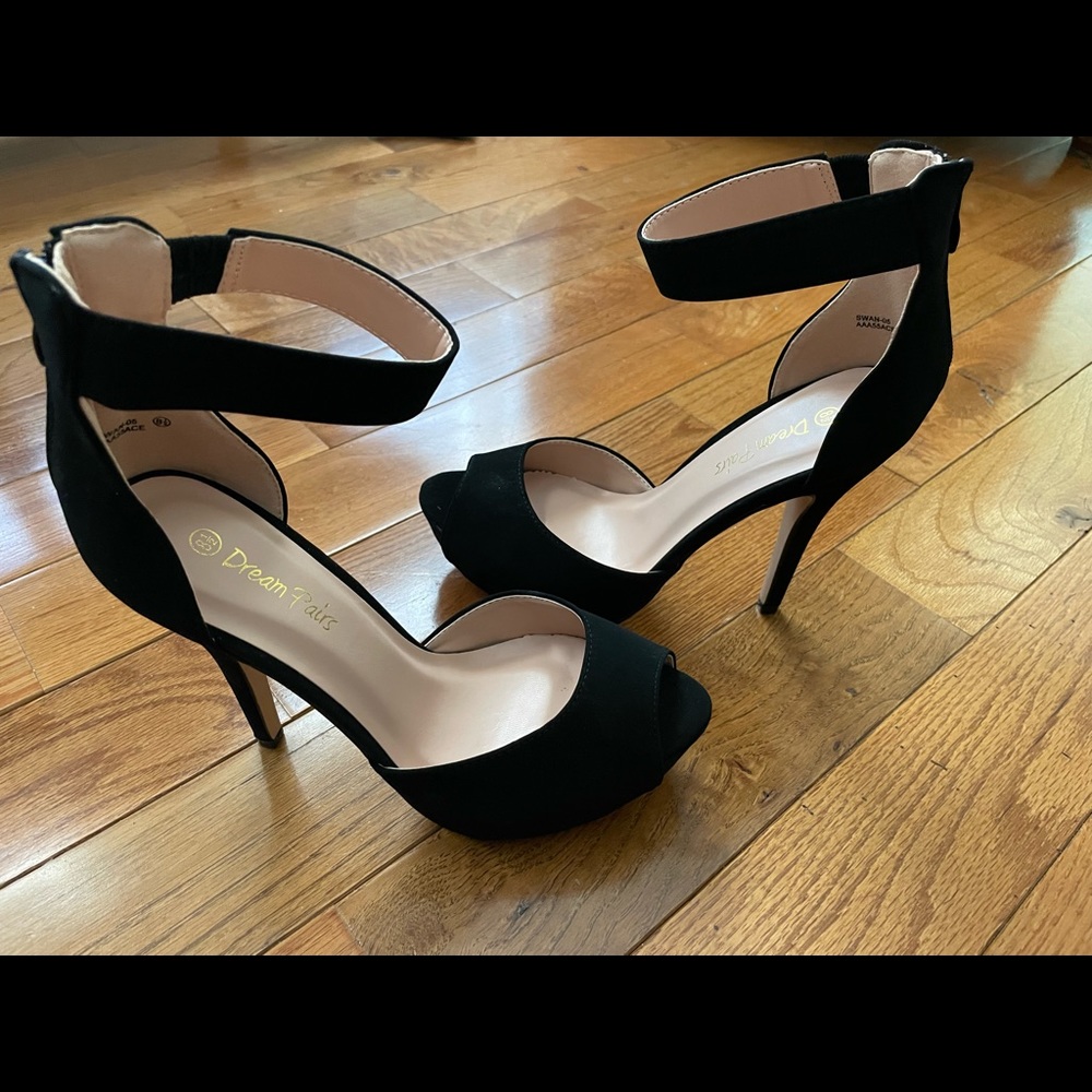 8.5 Dream Pairs Heels in Swan 05 faux suede black